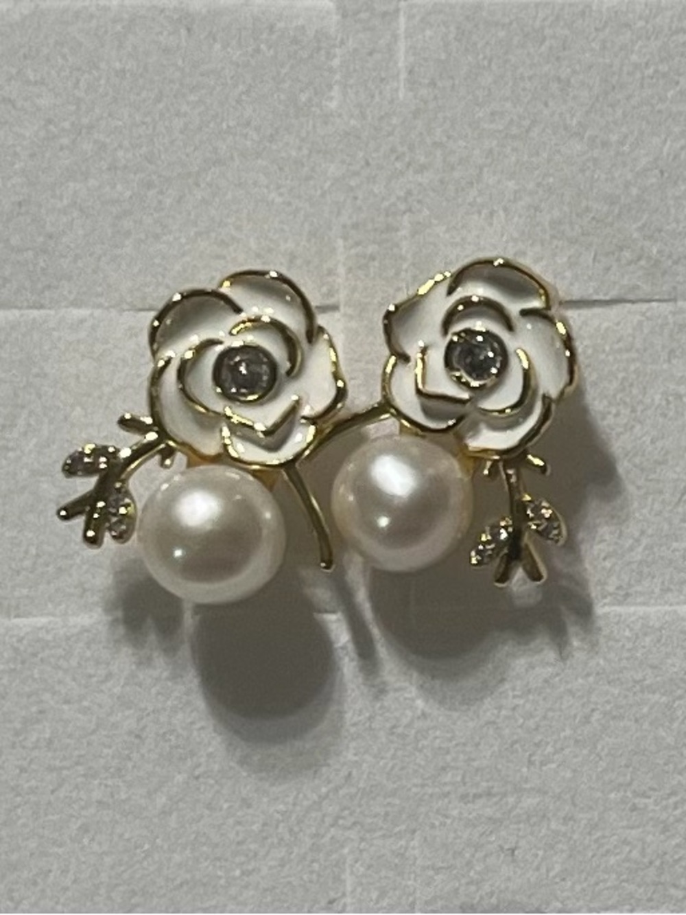 Elegant White Pearl & Enamel Flower Stud Earrings - Gold Tone